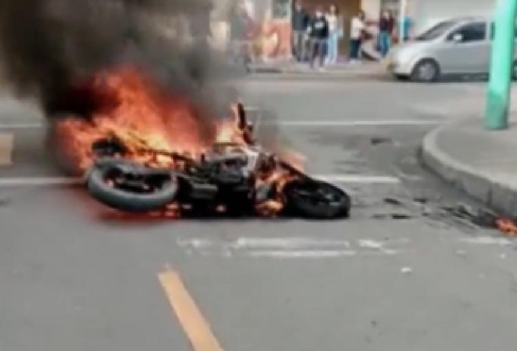 Ciudadanos quemaron la moto de ladrón en Engativá | Alerta Bogotá