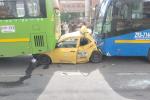  taxi quedo atrapado entre 2 buses del SITP