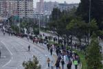 Personas caminando por protestas en la Universidad Nacional